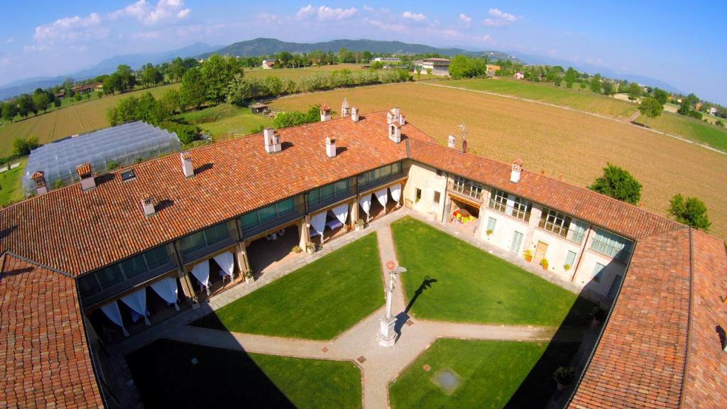 una vista aérea de un edificio de ladrillo con un gran patio en Corte Breda, Agriturismo Bed&Breakfast, en Chiari