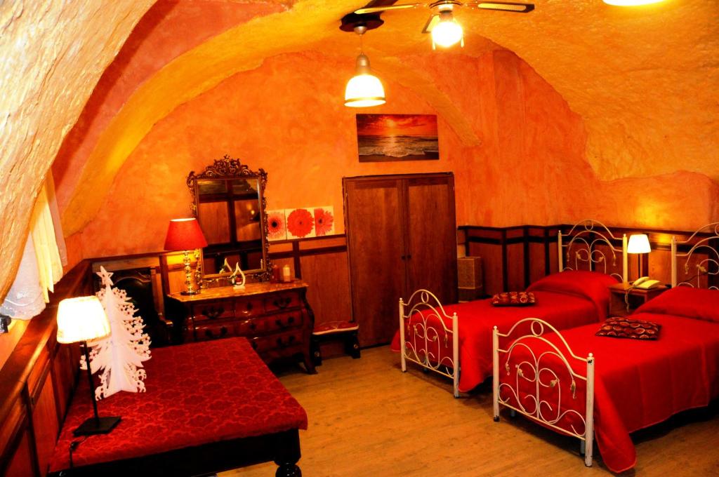 ein Schlafzimmer mit 2 Betten und einem Waschbecken in einem Zimmer in der Unterkunft Little House in Neapel