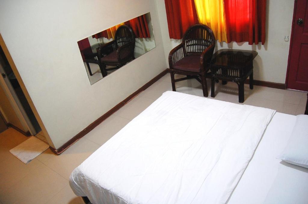 Postel nebo postele na pokoji v ubytování Rumi Apartelle Hotel