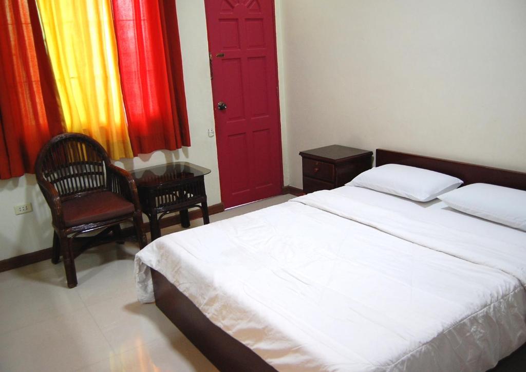 Postel nebo postele na pokoji v ubytování Rumi Apartelle Hotel