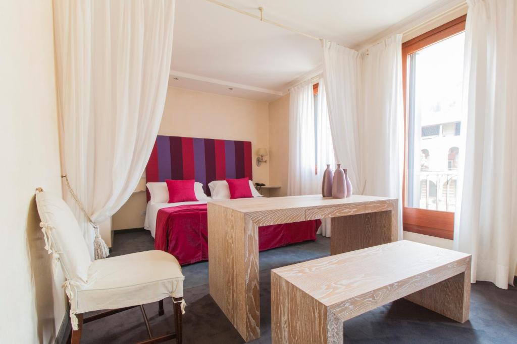 Postel nebo postele na pokoji v ubytování Charming Hotel dei Chiostri