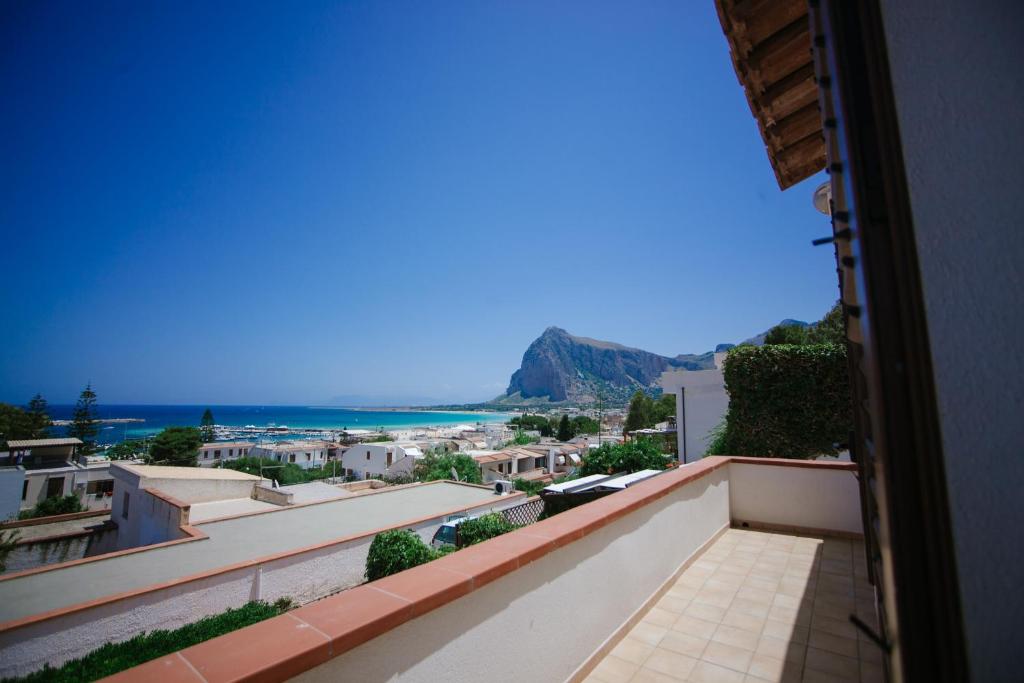 een balkon met uitzicht op de oceaan bij SanvitoTour - Le Terrazze in San Vito lo Capo