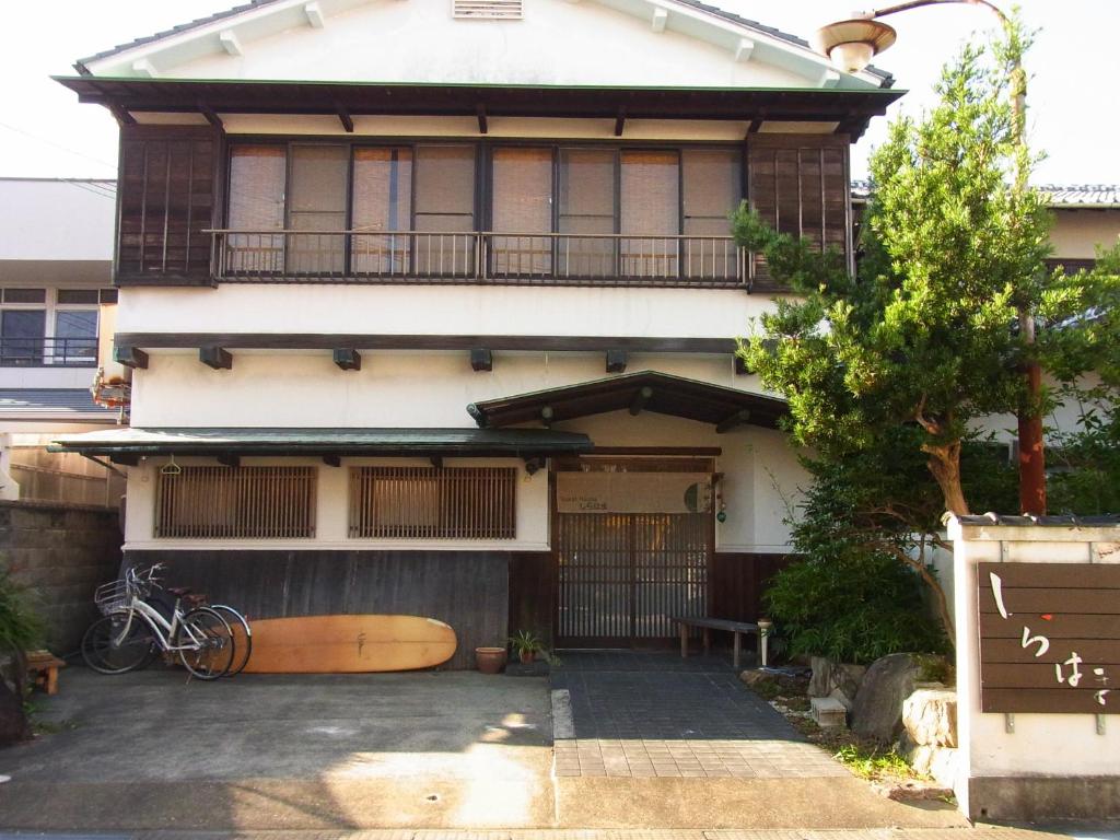 Facaden eller indgangen til Guesthouse Shirahama