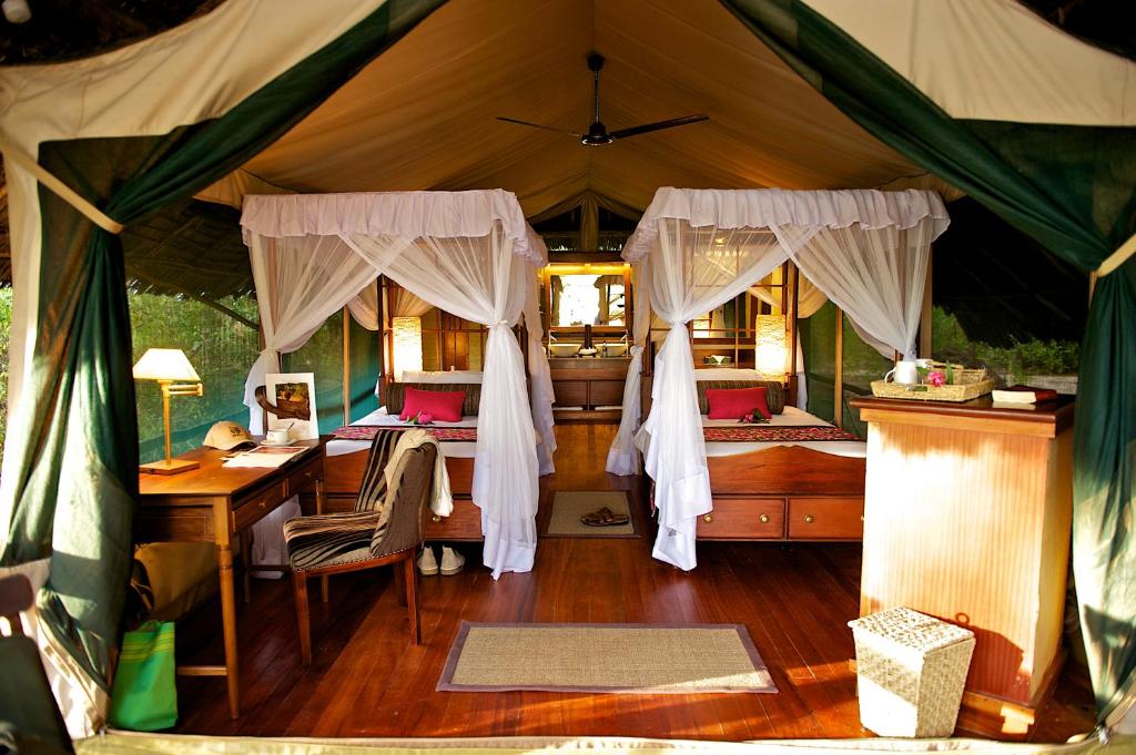 Ein Bett oder Betten in einem Zimmer der Unterkunft Samburu Intrepids Tented Camp