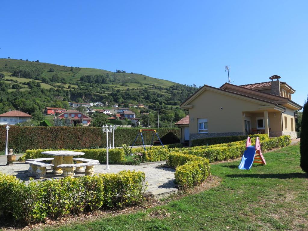 un parque con parque infantil y mesa de picnic en K´María en Pedrosa