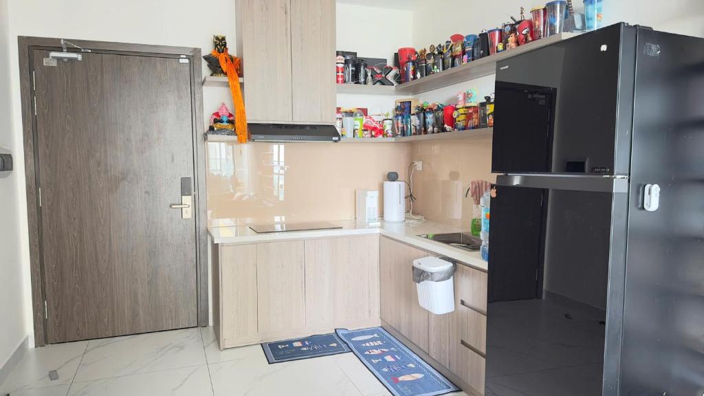 Elle comprend une petite cuisine équipée d'un réfrigérateur noir. dans l'établissement Selena, à Long Bình