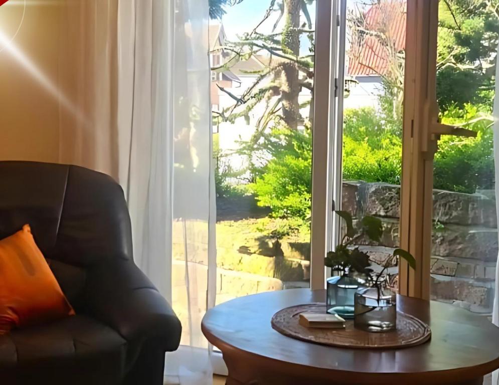 un salon avec un canapé, une table et une fenêtre dans l'établissement Apartment Vintage, à Sankt Martin