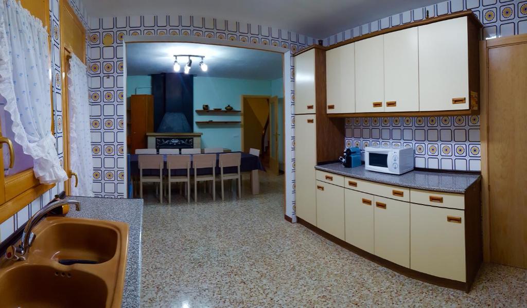 Kuchyň nebo kuchyňský kout v ubytování CASA LA FÀBRICA