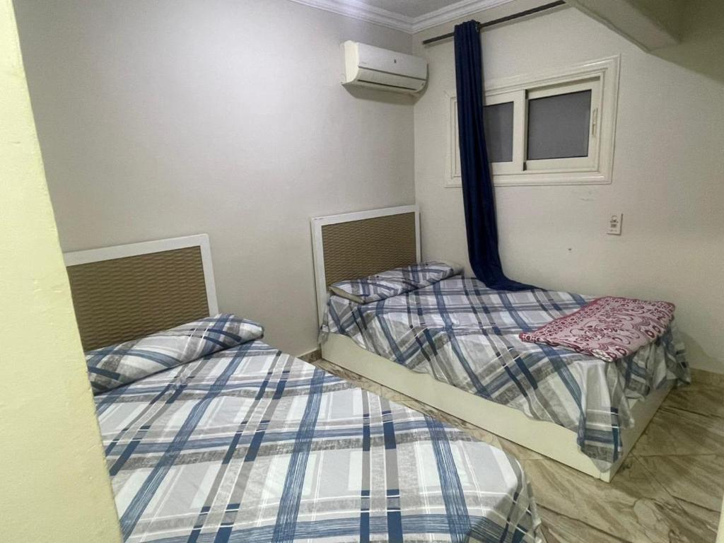 ein Zimmer mit zwei Etagenbetten und einem Fenster in der Unterkunft Leila Home Garden - Maamourah Beach in Alexandria