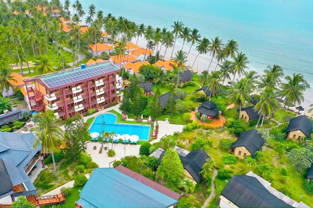 Little Muine Cottages Resort في موي ني: منظر جوي لمنتجع بالقرب من المحيط