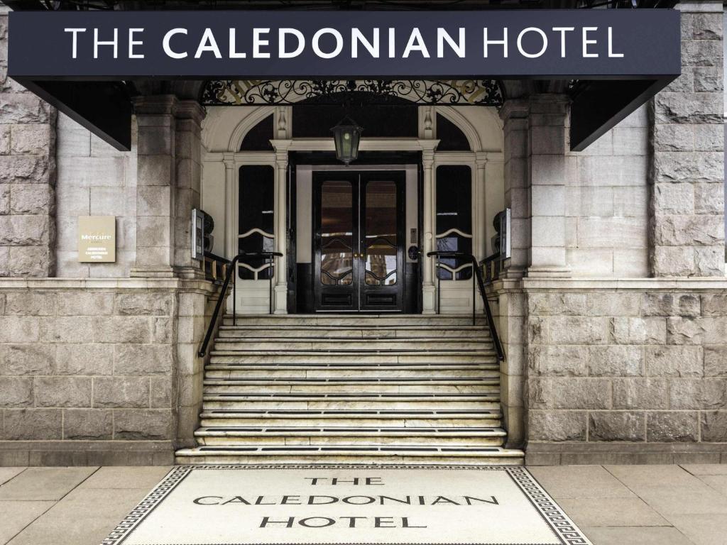 Un cartel del Hotel Caledonian frente a un edificio. en Mercure Aberdeen Caledonian Hotel, en Aberdeen