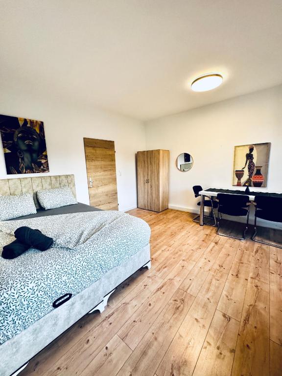 Postel nebo postele na pokoji v ubytování Lovely 3BR Apt with Private Garden for 8 People