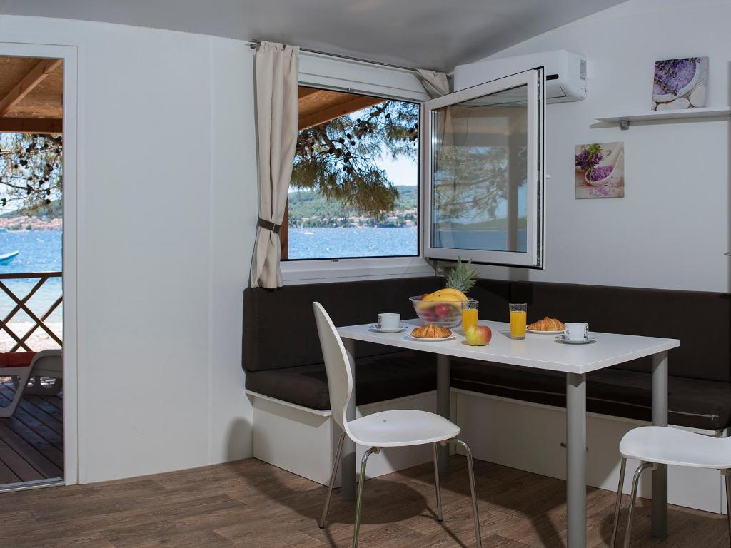 Nápoje v ubytování Mobile Homes Camp Perna - Adriatic Kampovi