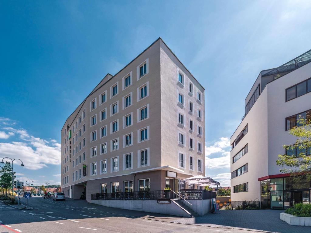 un edificio alto en medio de una calle en ibis Styles Tuebingen, en Tübingen