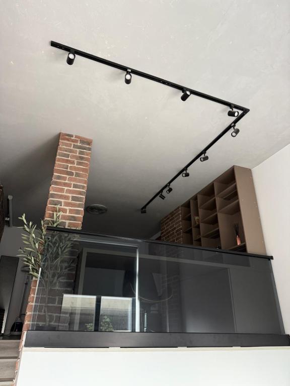 Una luz de riel que cuelga del techo de una casa en The Brick Studio, en Colentina