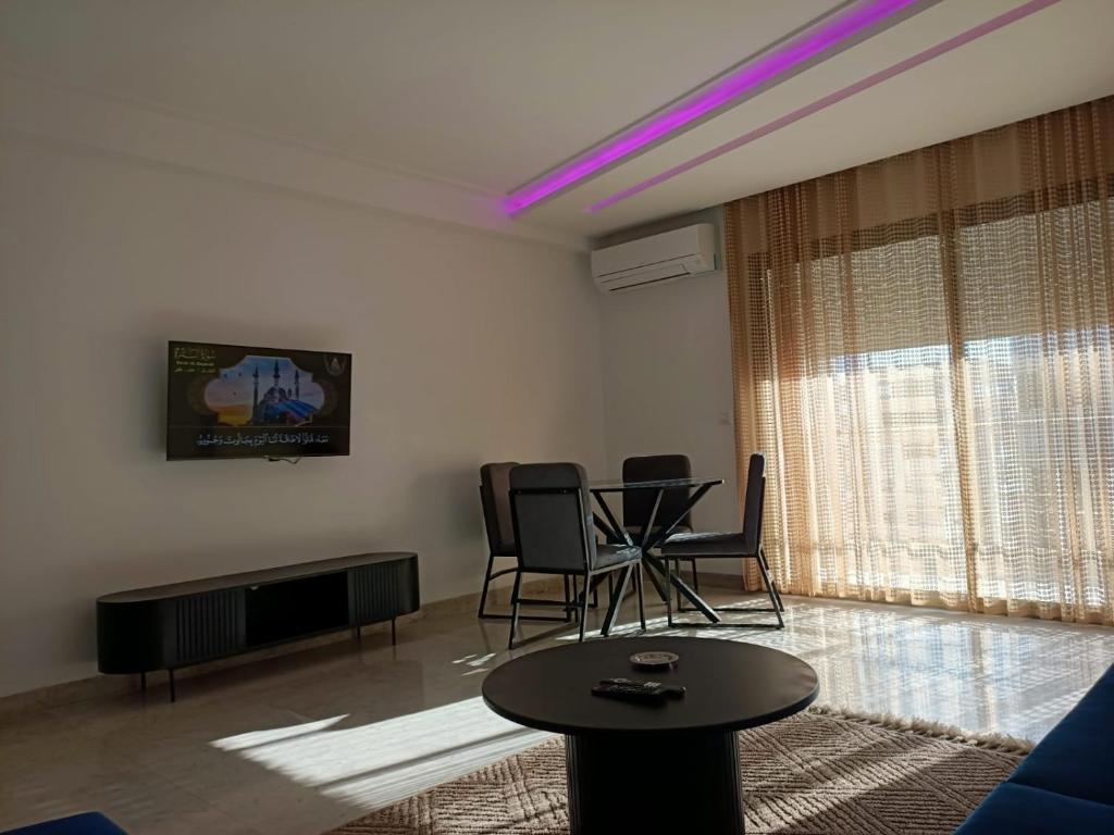 Una televisión o centro de entretenimiento en Ain Zaghouan appartement