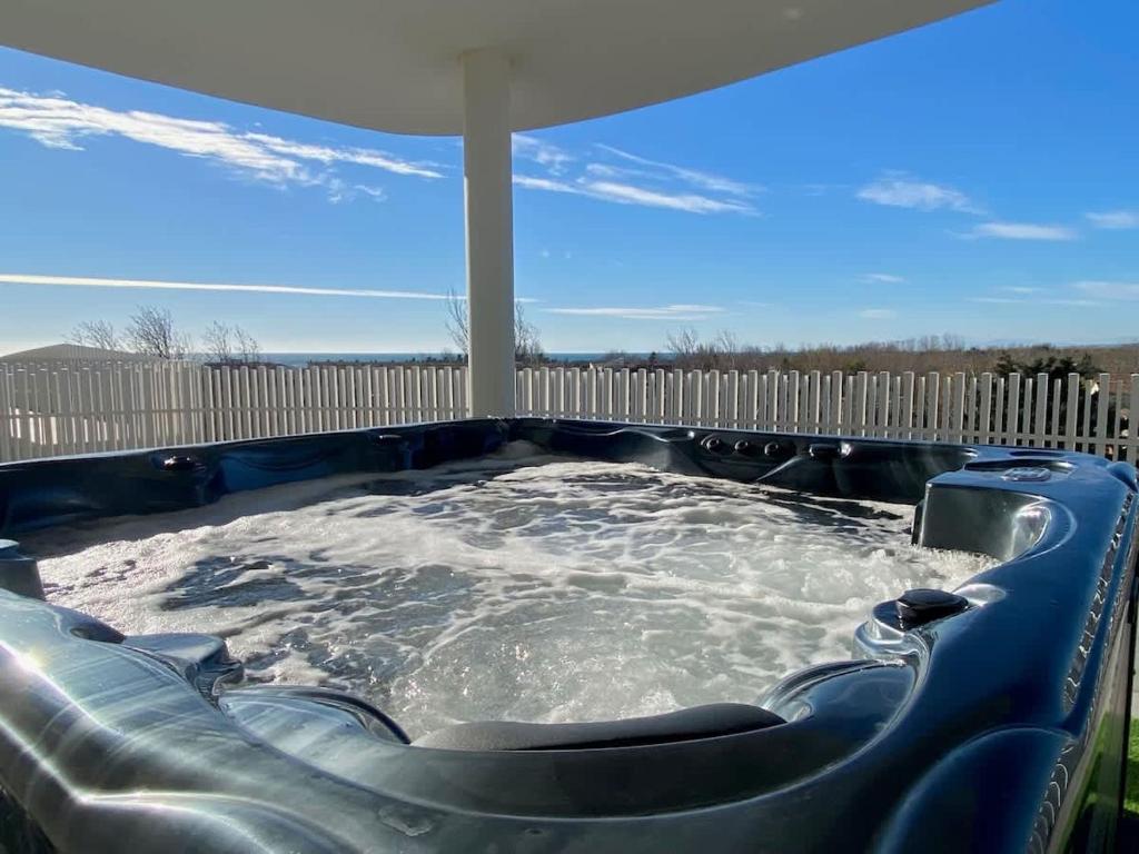 a jacuzzi tub on the back of a house at Exceptionnel appartement avec vue mer in Vendres-Plage