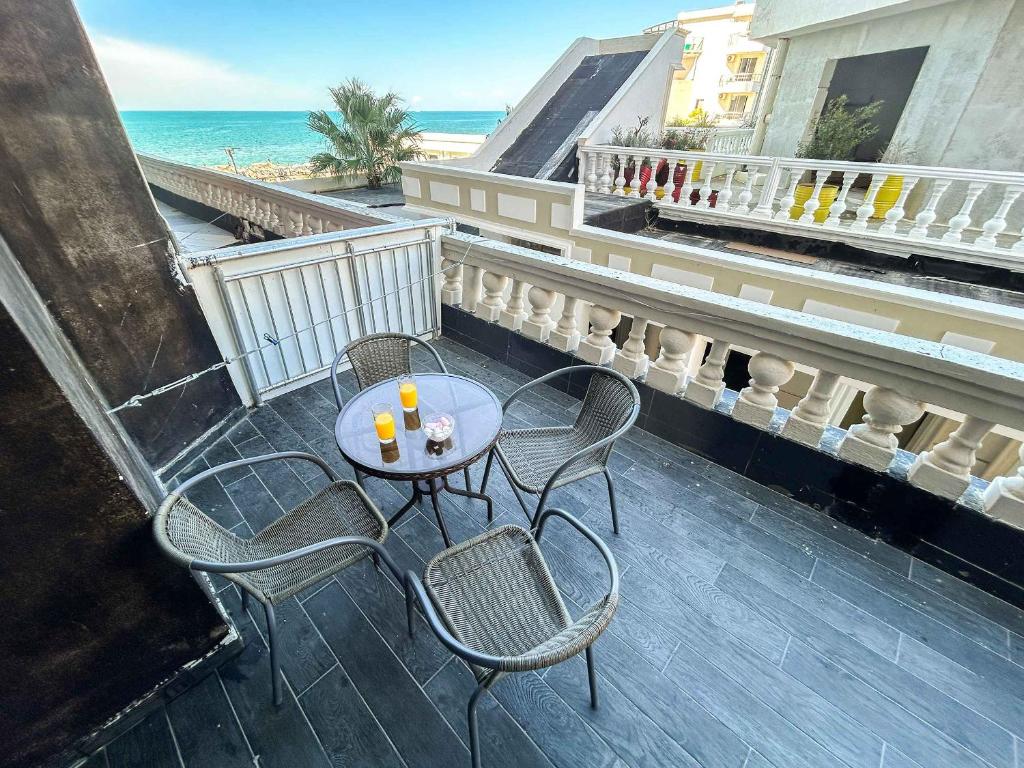 Una mesa y sillas en un balcón con vista al mar. en SeaShell, en Golemasi