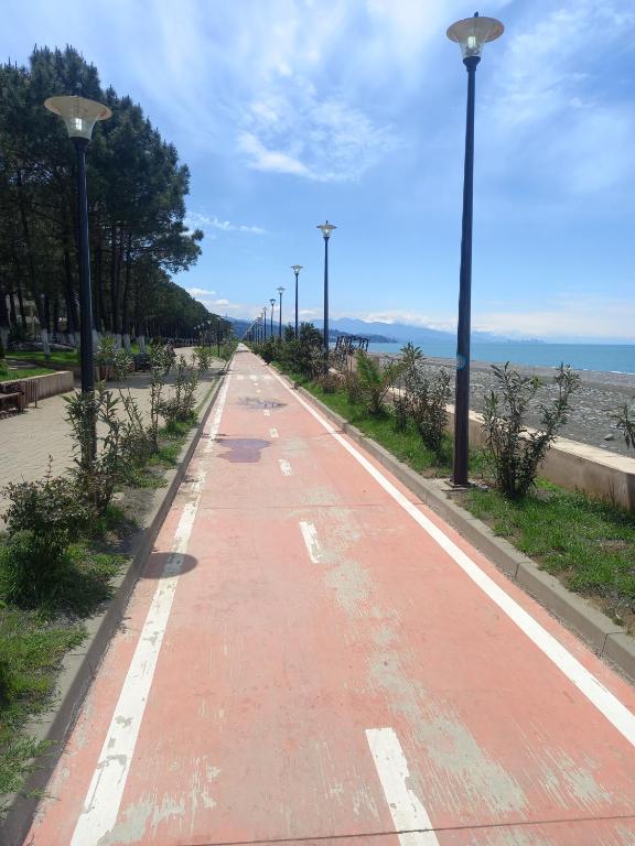 una strada vuota con lampioni vicino all'oceano di Квартира на пляже в Кобулети a Kobuleti