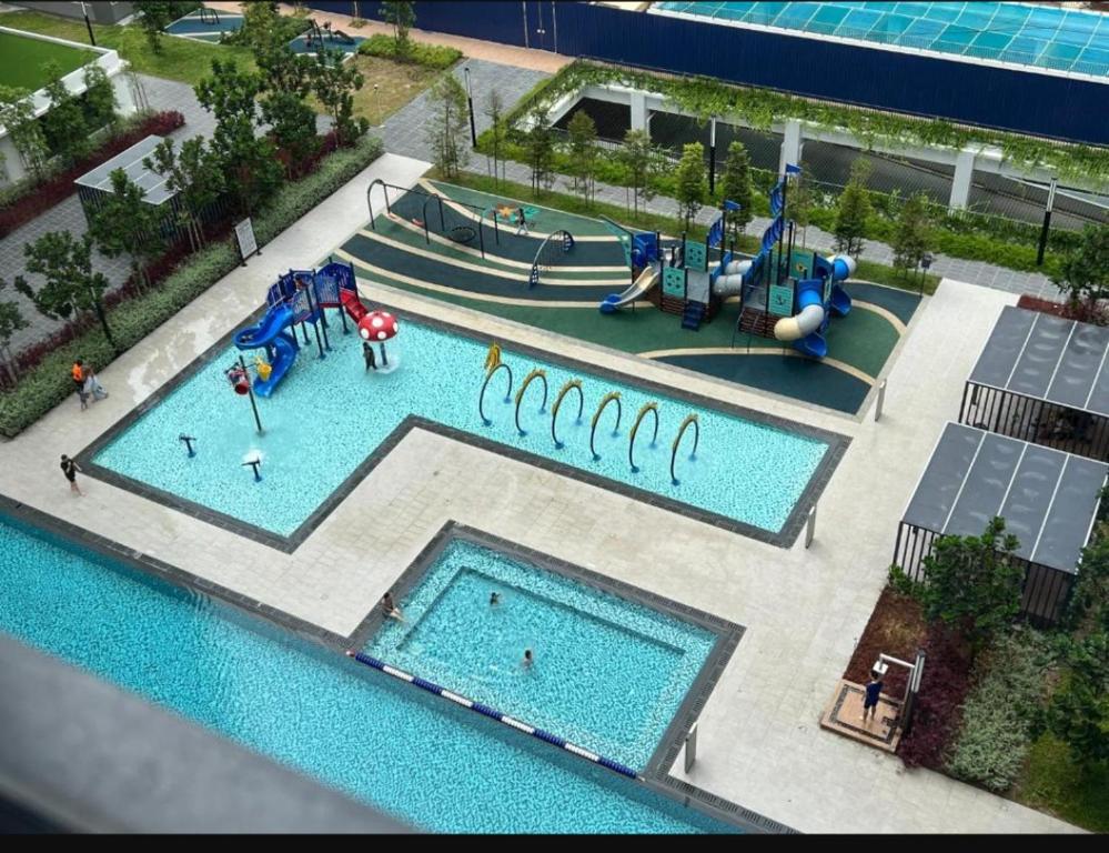 vista sul tetto di una piscina con parco acquatico di Horizon suits sun suria sepang a Sepang