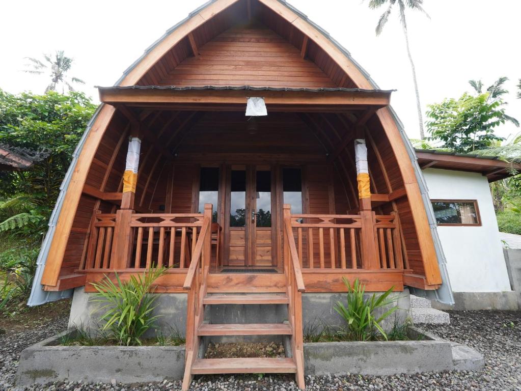 a small chapel with a wooden door and stairs at Casa Matā Phitā Cottage in Patjung