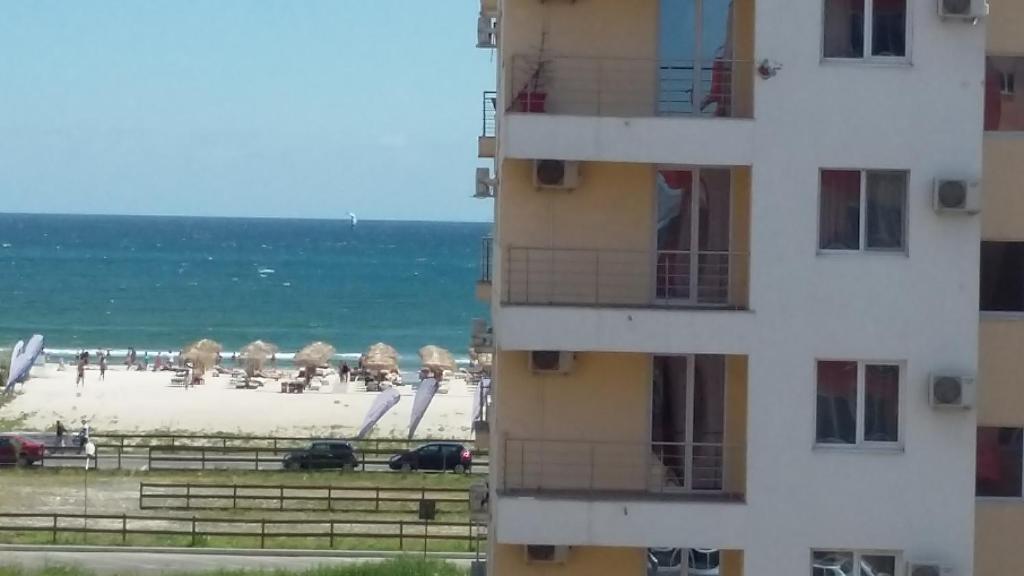 uma vista para a praia a partir de um edifício em Apartment Rose Mamaia Nord Summerland em Mamaia