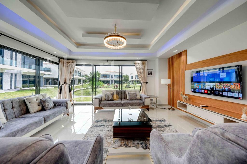 Una sala de estar con sofás y un televisor de pantalla plana. en Luxury 2-Bedroom Apartment with Pool & Garden View, Lekki Lakowe Lakes Estate, en Lakowe