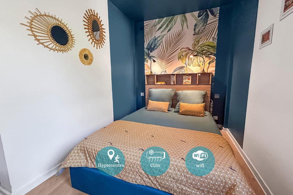 una camera da letto per bambini con un letto con pareti blu di Les teinturiers I Charme et Calme à Avignon ad Avignone