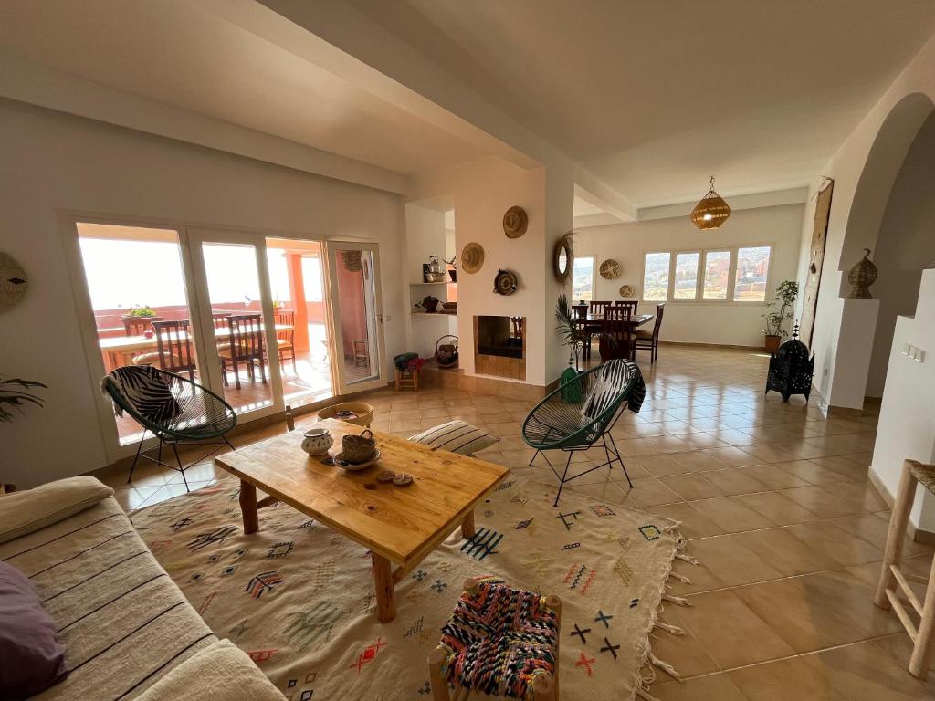 un salon avec un canapé et une table dans l'établissement Imi Beach House, à Agadir nʼ Aït Sa