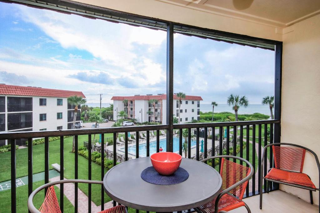 Μπαλκόνι ή βεράντα στο Island oasis - Beachfront condo on Sanibel Island - Sandalfoot 2C3