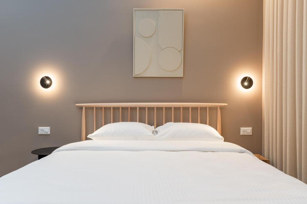 En eller flere senge i et værelse på דירות על הים - קויפמן