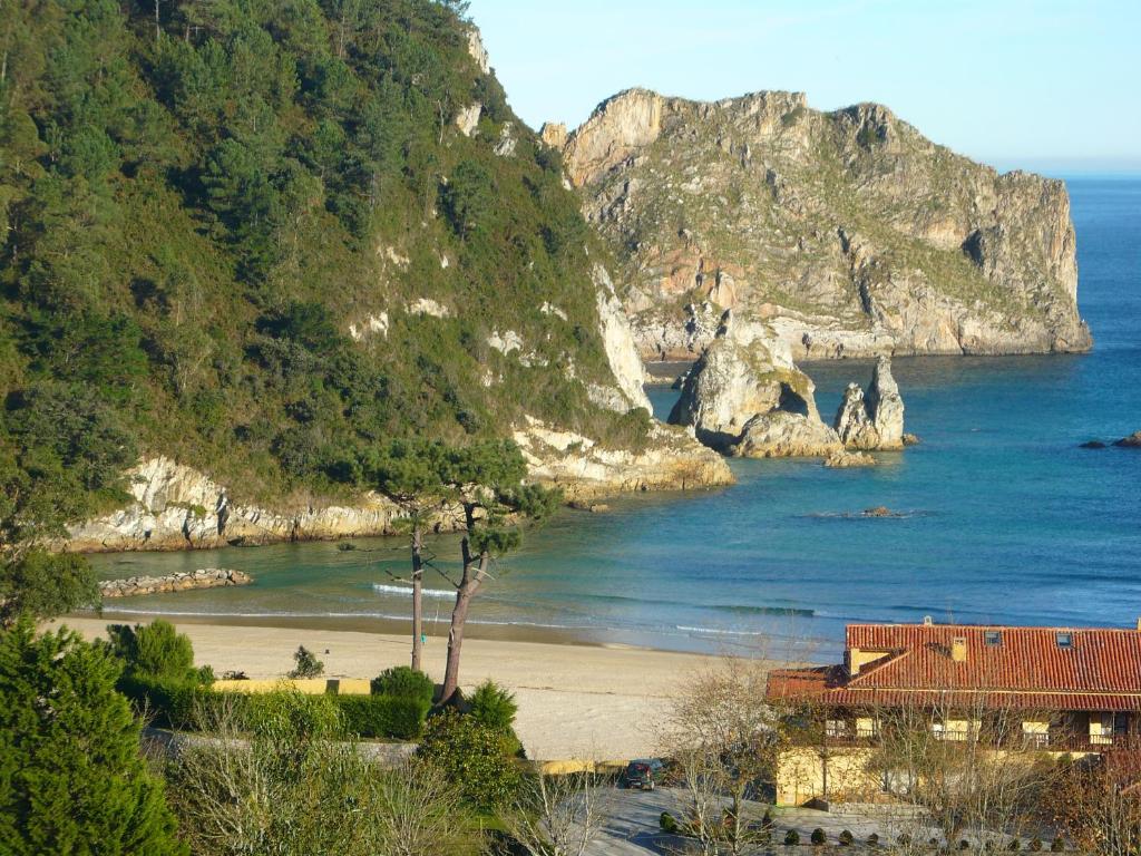 una casa en una playa junto al océano en Apartamentos Playa La Franca, en La Franca