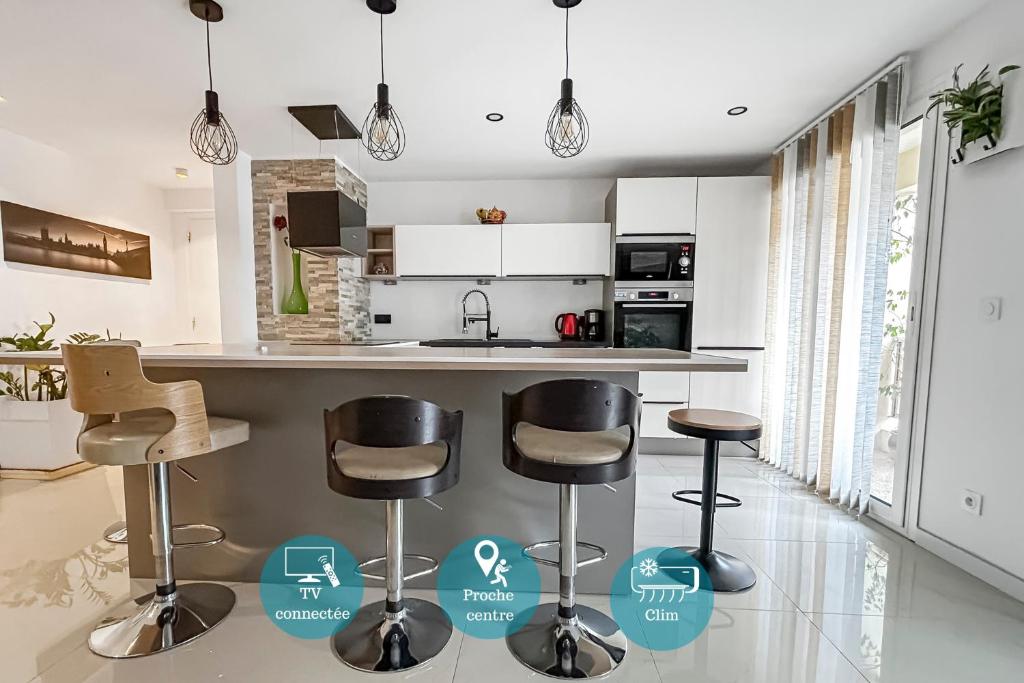 Η κουζίνα ή μικρή κουζίνα στο Escapade à Nice - T2 lumineux avec balcon & clim