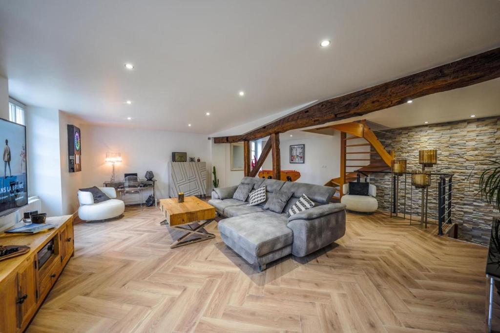 Un lugar para sentarse en Charming House in the Heart of Senlis Design & Comfort