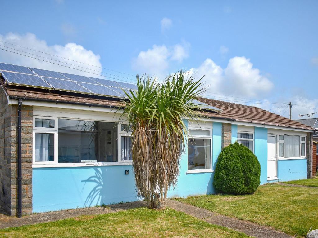 ein Haus mit Sonnenkollektoren auf dem Dach in der Unterkunft Surfers Halt in Woolacombe