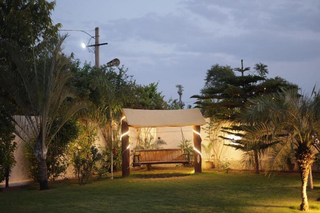 Κήπος έξω από το Peaceful 3 BHK farm with pool in Kanota