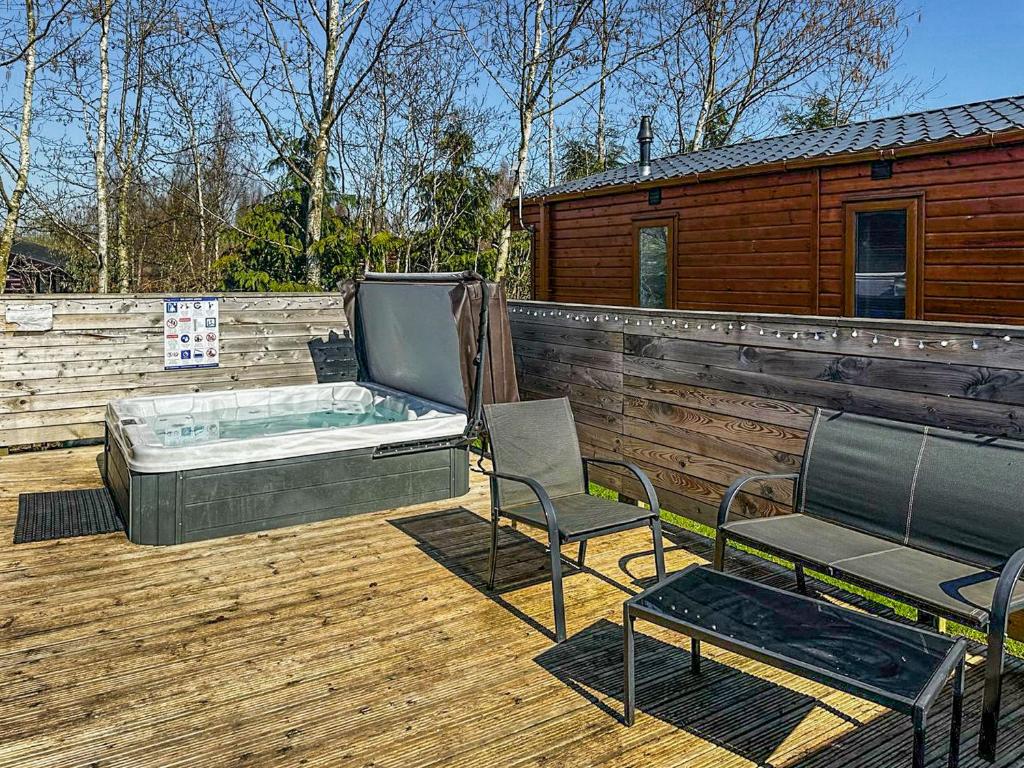 een hot tub op een terras met 2 stoelen bij Aquila - Uk49467 in Morpeth