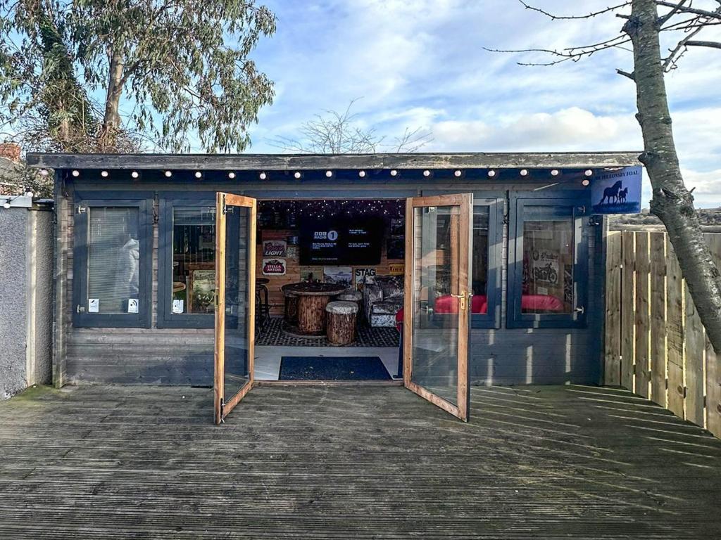 eine offene Tür eines Gebäudes mit einem Laden in der Unterkunft Follonsby Foal Cottage in Hebburn-on-Tyne