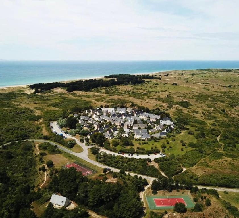 z góry widok na wioskę na plaży w obiekcie Les Sternes w mieście Barneville-Carteret