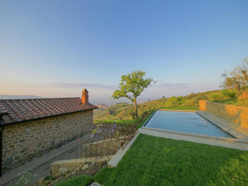 una casa con piscina en el patio en Villa in Mammi with Pool near Florence, en Castiglion Fiorentino
