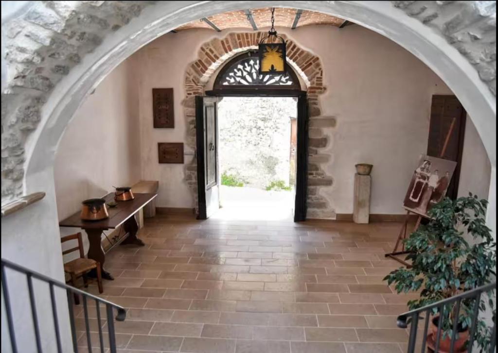une arche menant à une porte dans un bâtiment dans l'établissement Casa Beatrice, à Campochiaro