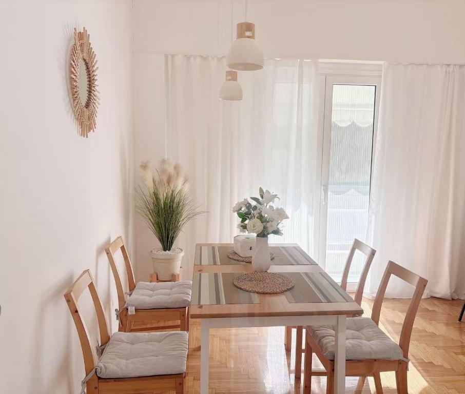 Sunny two-bedroom apartment next to Panathenaic Stadium