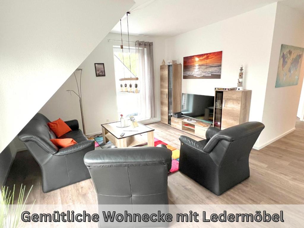 a living room with two chairs and a television at "Nautilus" Papenburg Dachterrasse Einbauküche Neubau 74 qm Free Wifi 2 Schlafzimmer bis 4 Personen in Papenburg