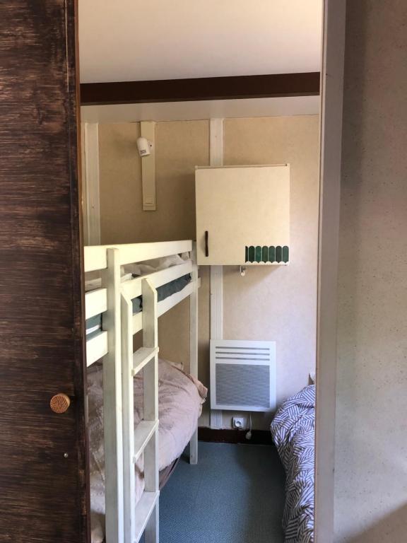 Postel nebo postele na pokoji v ubytování Chalet dans camping avec piscine