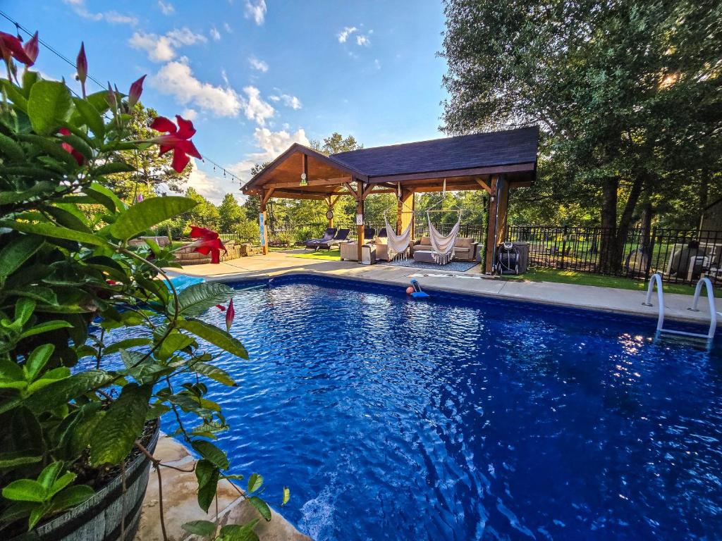 Kolam renang di atau dekat dengan Lakefront 6BR house with Pool, Game Room & Private Pier