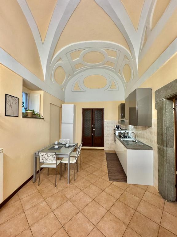 a kitchen with a table and a dining room at Casa dell'Edera T in Orvieto