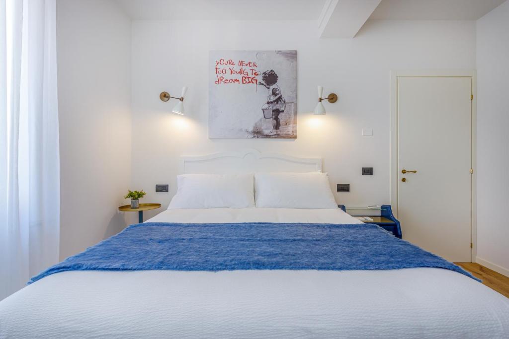 Postel nebo postele na pokoji v ubytování Dimora d'autore - L'arte di Vivere Modena