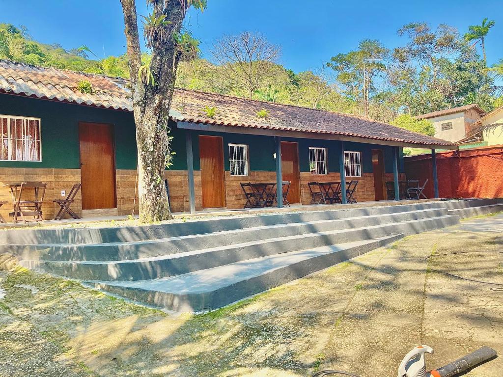 ein Gebäude mit Treppen vor einem Gebäude in der Unterkunft Casa Temporada Damata in Ubatuba