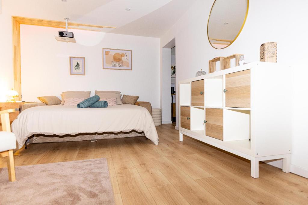 Katil atau katil-katil dalam bilik di Luxurious studio with Sauna, Video projector, Garden