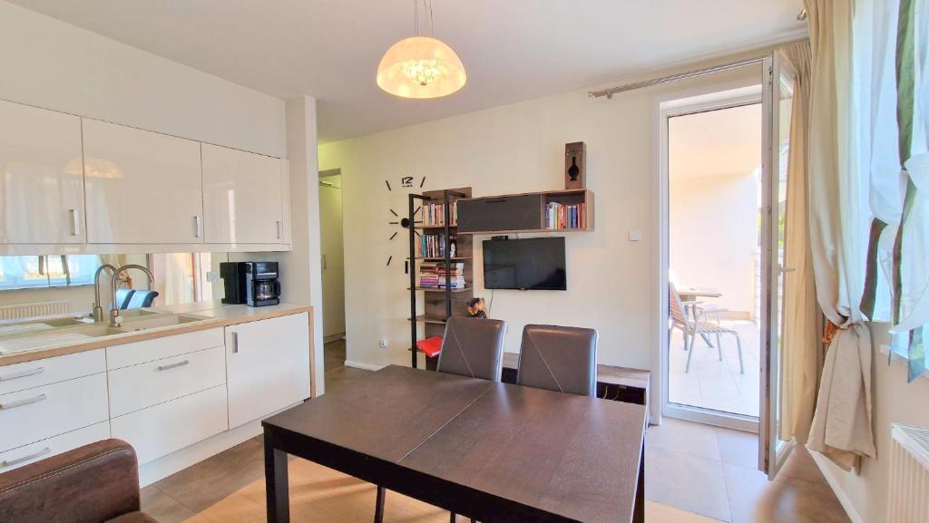 une cuisine avec une table et une salle à manger dans l'établissement Lux Apartment Art, à Polanica-Zdrój